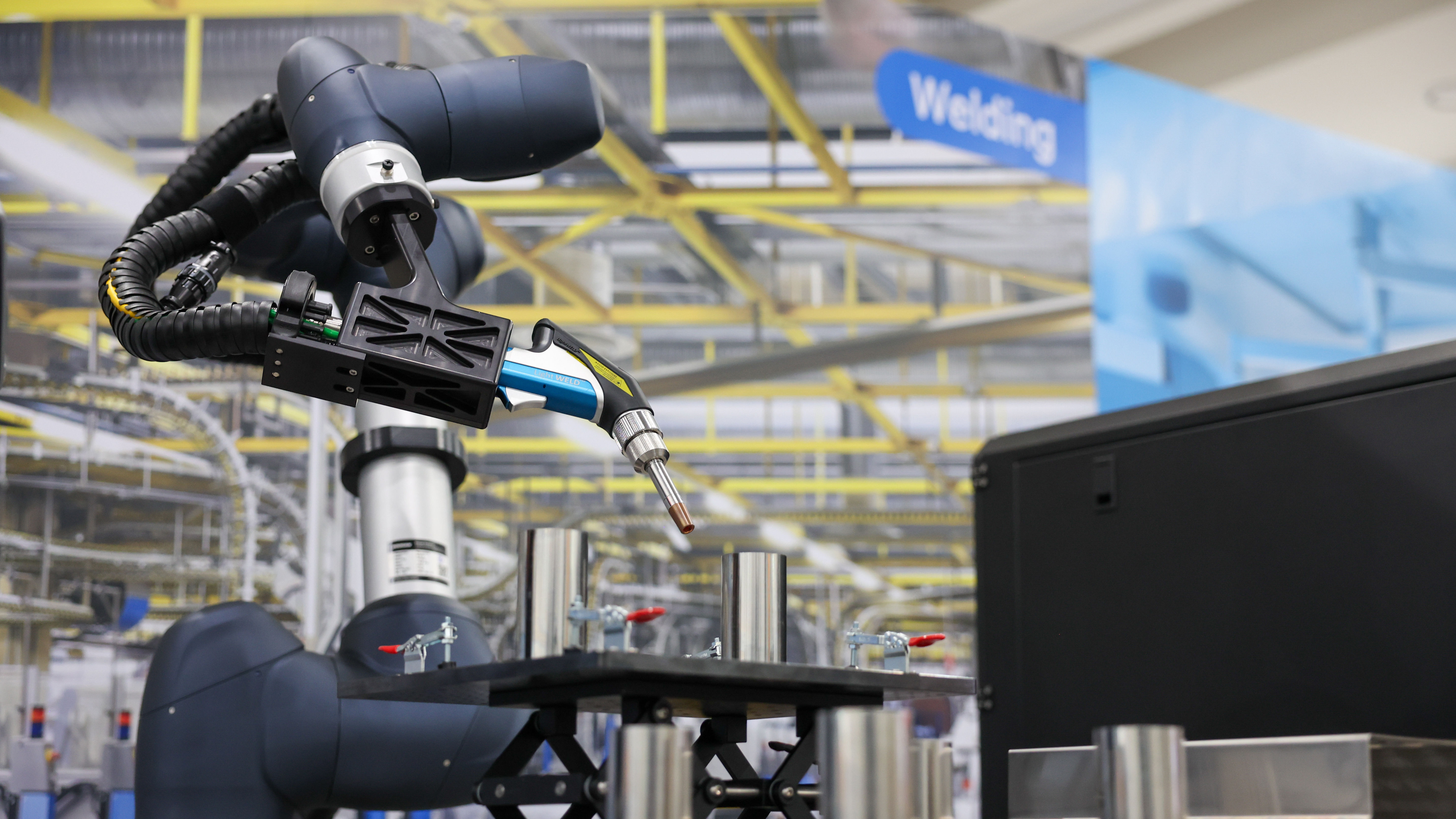 일반비_manufacturing_cobots_welding.jpg