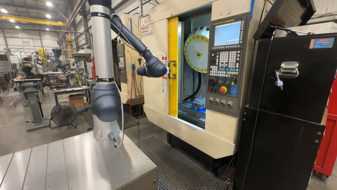 일반비_manufacturing_cobots_machine tending.jpg