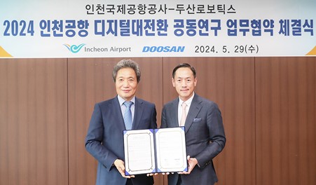 ▲ 인천국제공항 디지털 전환 추진 협업 체계 구축'을 위한 업무협약식이 끝나고 두산로보틱스 박인원 대표(오른쪽)와 인천국제공항공사 이학재 사장이 기념사진을 촬영하고 있다.