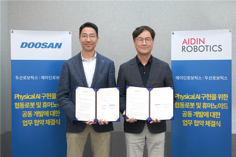 ▲ 업무협약식이 끝나고, 두산로보틱스 김민표 대표(왼쪽)가 에이딘로보틱스 최혁렬 대표와 기념사진을 촬영하고 있다.