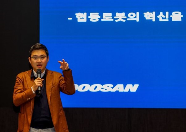 ▲두산로보틱스 류정훈 대표가 프레젠테이션을 진행하고 있다.
