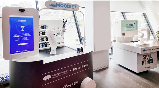 ▲ Mini Mixmaster Moodie (left) and an ice cream solution, unveiled by Doosan Robotics at the opening ceremony