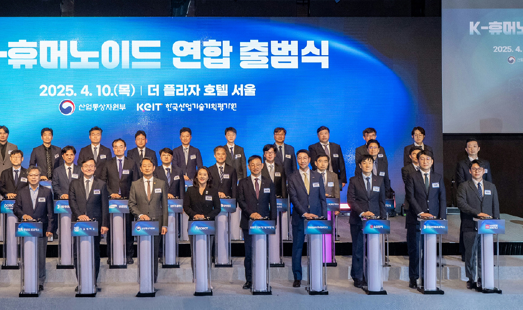 ▲ After the signing ceremony, Doosan Robotics CEO Kevin Kim (fourth from the left in the front row) poses for a commemorative photo with participants.