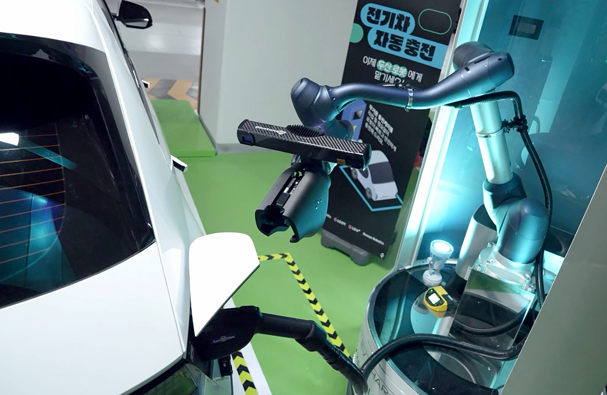 ▲ After the electric vehicle is fully charged, the collaborative robot is adjusting its position to remove the electric vehicle's charging cable.