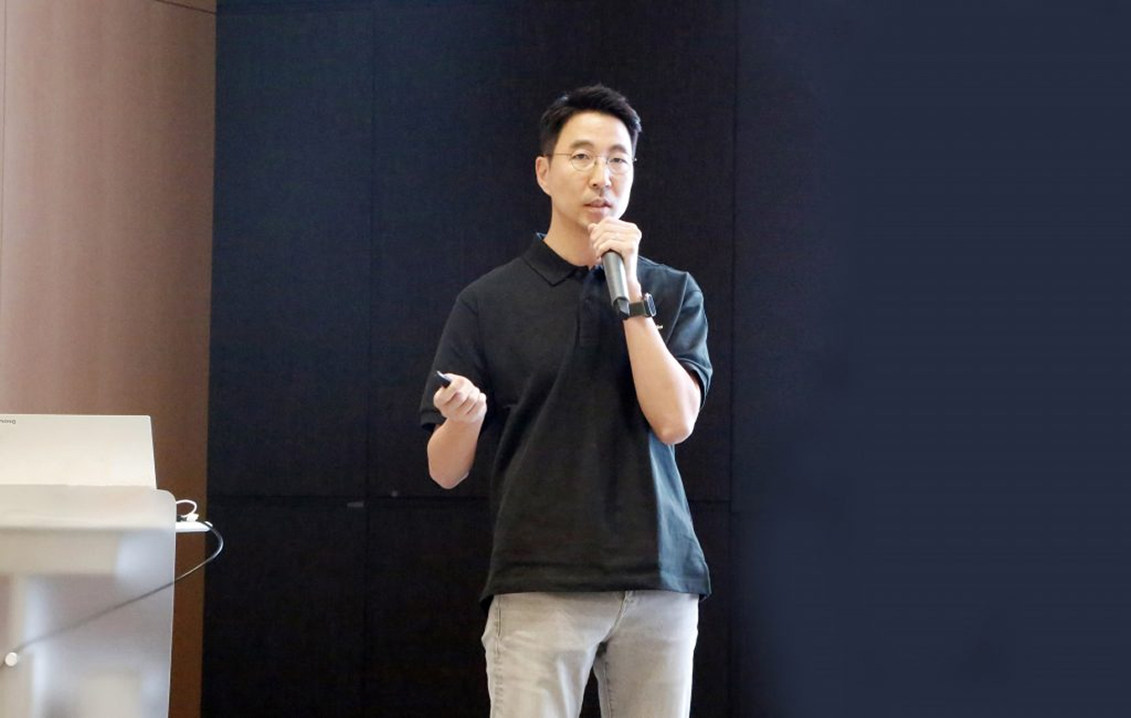 ▲ 두산로보틱스 김민표 대표가 전 임직원들이 모인 타운홀 미팅 자리에서 회사의 방향성과 비전에 대해 공유하고 있다.