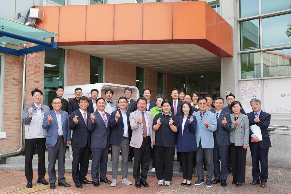 ▲ 지난 29일, 춘천한샘고등학교에서 진행된 ‘ESG 선도경영 학교형 튀김로봇 시연회’가 끝나고, 두산로보틱스 류정훈 대표(앞줄 왼쪽 다섯째), 강원특별자치도교육청 신경호 교육감(앞줄 왼쪽 여섯째), 강원특별자치도 정광열 경제부지사(뒷줄 왼쪽 여섯째) 등 관계자들이 기념사진을 촬영하고 있다.