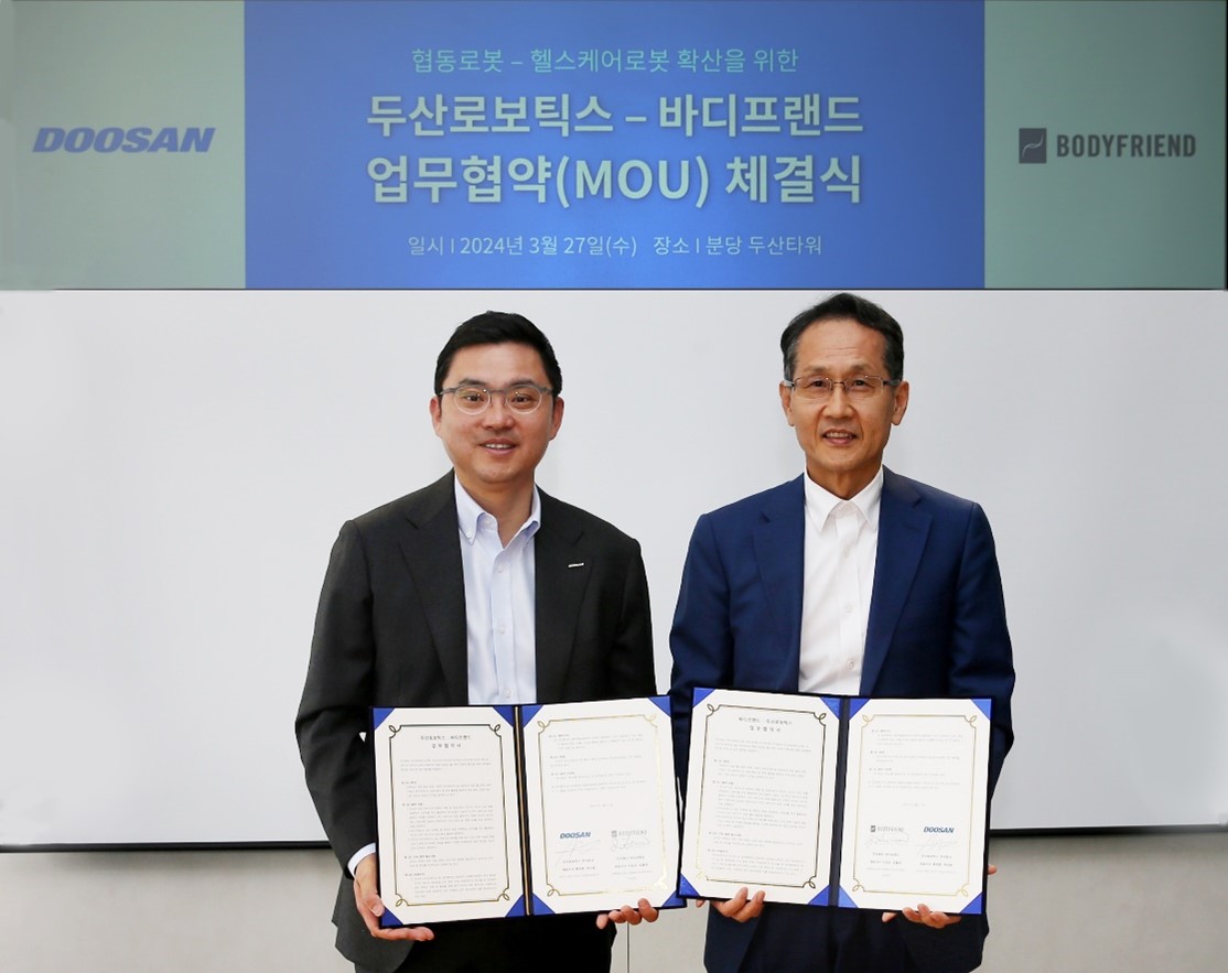 ▲ 헬스케어로봇과 협동로봇 확산’을 위한 업무협약식을 마치고 두산로보틱스 류정훈 대표(왼쪽)와 바디프랜드 지성규 대표이사가 기념사진을 촬영하고 있다.